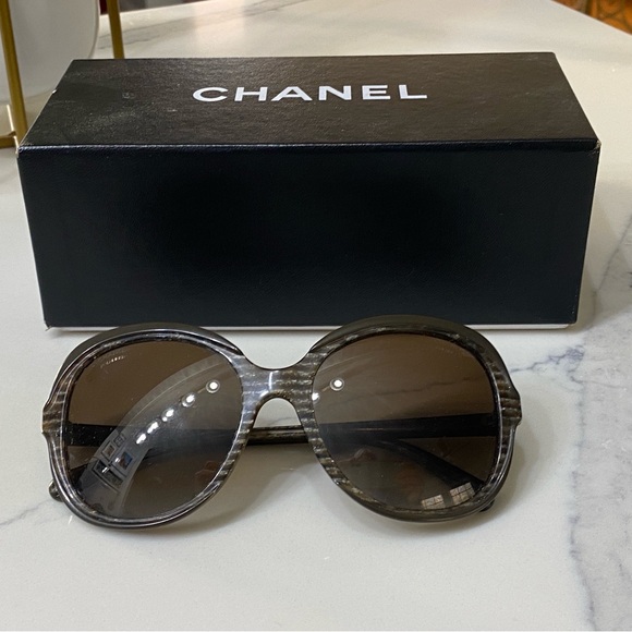 Chanel Women's vintage Brown Sunglasses - great condition - Picture 1 of 14